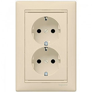 Розетка 2-ая с заземлением, "Valena legrand", скрытой проводки,  кремовая, литая