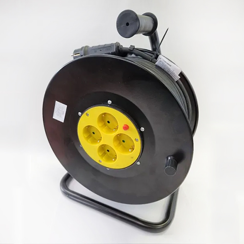 Удлинитель 4 гнезда, 30м с заземляющим контактом, кабельная катушка на алюминиевой стойке, автоматическое отключение, защитные шторки  и крышки IP44 (КГ3*1,5)