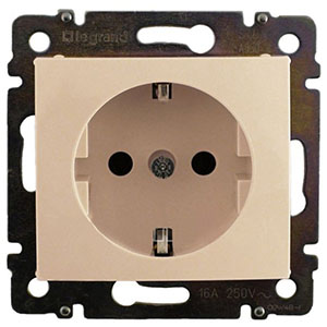 Розетка 1-ая с заземлением, "Valena legrand", скрытой проводки, с защитными шторками, кремовая (без рамки)